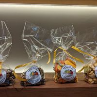 Little snacks like chips to go at Artisti del Vegetariano in Milan