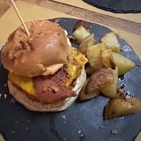 Hamburguesa Crispy con papas al horno at aTipico in Palermo