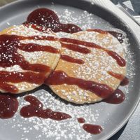 Pancakes mit Erdbeersoße  at Guará in Vila Nova De Gaia