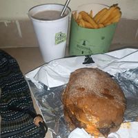 Burguer "nirvana": carne vegana, cheddar cremoso vegan e cebola caramelizada no pão italiano. + Batata e incrível milkshake de Ovomaltine at Buddha Burguer in Rio De Janeiro