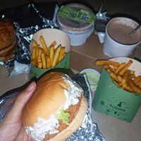 Burguer de frango frito vegano com alface, requeijão vegano e maionese verde no brioche. Burguer tipo bigmac, batata frita, maionese verde e milkshake de Ovomaltine. at Buddha Burguer in Rio De Janeiro