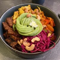Tempeh bowl (vegan) at The Avocado Show in Leidschendam