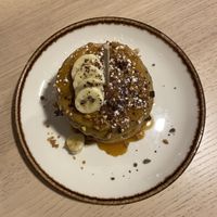 Camélia - panqueca com caramelo salgado, banana, raspas de chocolate negro e amêndoa caramelizada - 6,75€ at Jasmim Brunch in Torres Novas