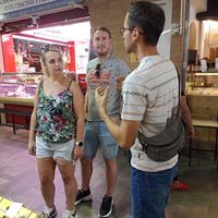 Talking about andalusian food at Seville Vegan Tours in Sevilla
