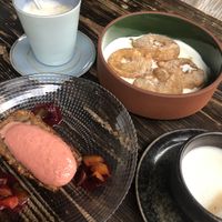 Apfelringe im Apfelweinteig und Bananenbrot mit Erdbeersorbet  at Steinhaus1718 in Budingen