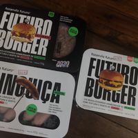 hamburguer e linguiça futuro 😋 at Maná - Mercado Natural in Peruibe