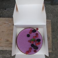 Blueberries and mint raw vegan cake at Răsfățul Vegan in Alba Iulia