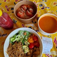 Cabbage soup, filled tomatoes, with chickpea tomato sauce, daily bowl and smoothie at Răsfățul Vegan in Alba Iulia