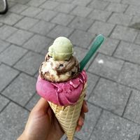 Schokominza, Limette-Hibiskus-Bergamotte, Petit Paris und Basilikum🍦❤️  at Eisbrunnen - Vegan Ice Cream in Munich