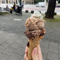 Peanutbutter-Chocolate-Bomb, gerösteter Zimt und Mohn-Marzipan  at Eisbrunnen - Vegan Ice Cream in Munich