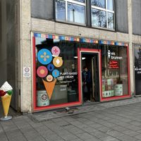 Outside the shop  at Eisbrunnen - Vegan Ice Cream in Munich