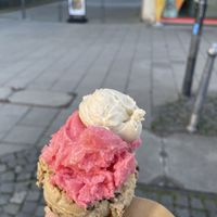 Walnut - blood orange - cosmic crunchy corn   at Eisbrunnen - Vegan Ice Cream in Munich