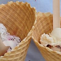 Black Forest mit Mohn-Marzipan und Petit Paris mit Vanille at Eisbrunnen - Vegan Ice Cream in Munich