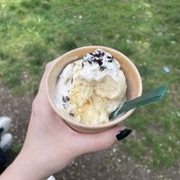 Stracciatella, Bienenstich und probierkugel Cookies&Cream oben drauf   at Eisbrunnen - Vegan Ice Cream in Munich