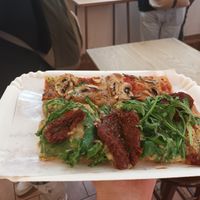 Boven: tomaat champignons. Onder: hummus zongedroogde tomaat at La Prezzemolina in Rome