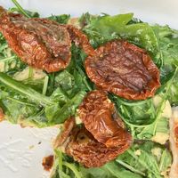 Pizza con hummus y tomate seco  at La Prezzemolina in Rome