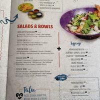 Vegane Speisen sind mit zwei Blättern gut gekennzeichnet.  at Enchilada in Hannover