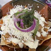 Súper crujientes, el queso y la crema deliciosa y lo mejor de todo es que es vegano 😍  at Mandragora Vegan in Mexico City