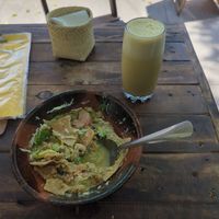 Golden milk fría y unos chilaquiles verdes at Mandragora Vegan in Mexico City