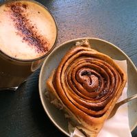 Vegane Zimtschnecke, Hafermilch Chai Latte   at Cafe Lozzi in Munich