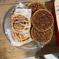 Ricos roles de canela y pay de manzana   at Olaflora in Guadalajara