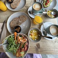 All vegan! Lattes with oat milk, orange juice, peanut butter toasts, fruit cups, and entrees of avocado toast and a vegan bowl 😋  at Mamúa in Madrid