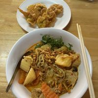 Veg Kao Soi & fried wantan/dumplings  #Veganuary at Ming Kwan in Chiang Mai