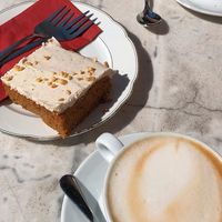 Rübli Kuchen und Cappuccino mit Hafermilch  at café-mats in Karlsruhe