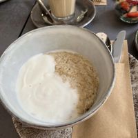 Bowl Halb/Halb: Sojajoghurt und Haferporridge  at Café Sonntag in Dortmund