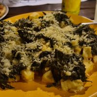 Popeye - Patatas fritas y Espinaca (Fritierte Kartoffeln mit Spinat und veganem Käse) at Taperia O Albergue in Tui
