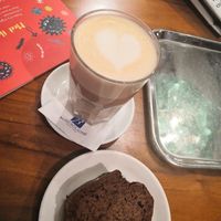 Latte and banana bread at De Koffiesalon Centrum in Amsterdam