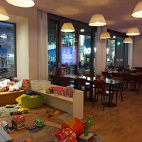 Interior and play area at Uno e più in Kriens