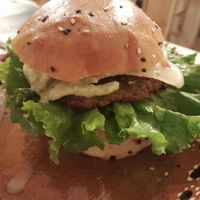 Hamburguesa de falafel at Calavera Coyote Pulquería in Puebla