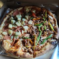 Pizza mitad salvaxe mitad hawaiana at Salvaxe in Mexico City