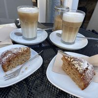 Kaffee Freddo und Latte macchiato beides mit Hafermilch und Mandelkuchen   at Dahlmanns Bazar in Sassnitz