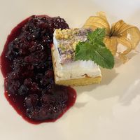 Vegan toetje met citroen en blauwe bessen   at Koaikers Huus in Buren