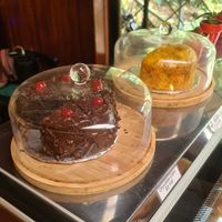 Chocolate cake (left), passionfruit cake (right) at Colibri in Monteverde