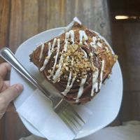 Sehr touristisch aber vegane Cinnamon Roll😄 at Colibri in Monteverde