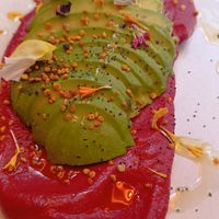 Tostada de hummus de remolacha con aguacate at umami in Madrid