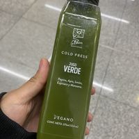 Cold Press - Jugo Verde Cucumber, Apio, Limón, Spinach, Apple 🥰  at MEX - Le Pain Quotidien - T2 in Mexico City