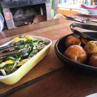 Fresh salad end roasted potatoes at Aprisco La Española in Quimbaya