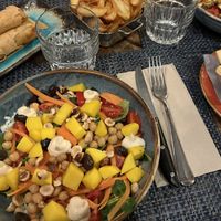 Bowl vegana, spring roll di verdure, patate dipper e yucca frutta con salsa tzaziki vegana ( yucca formaggio veg buonissimo)   at Darsenale - Bizantina Brewpub in Ravenna