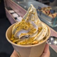 Pistachio+ vanilla soft serve at Sammys Berliner Donuts in Berlin