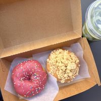 spingfield (l) and vanilla crumble (r)  at Sammys Berliner Donuts in Berlin