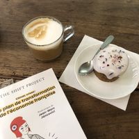 Latte Amande caramel et carrot muffin avec glaçage citron   at Enfants Terribles Café in Rennes