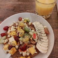 Vegan walnut oatmeal with fresh fruit at Lighthouse Café in Bonn