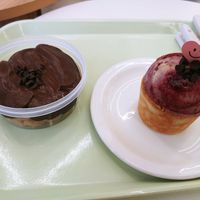 Raspberry rice cupcake & valrhona choco spoon cake at Pan Honesta 빵어니스타 - Itaewon in Seoul