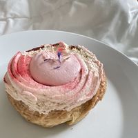 Fastelavnsbolle med hindbær  at Lagkagehuset in Koege