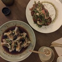 Ensalada de seitán y dumplings at Meet Vegano in Malaga