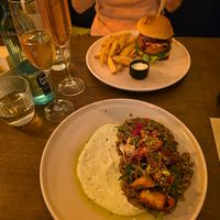 Seitan salad and burger at Meet Vegano in Malaga